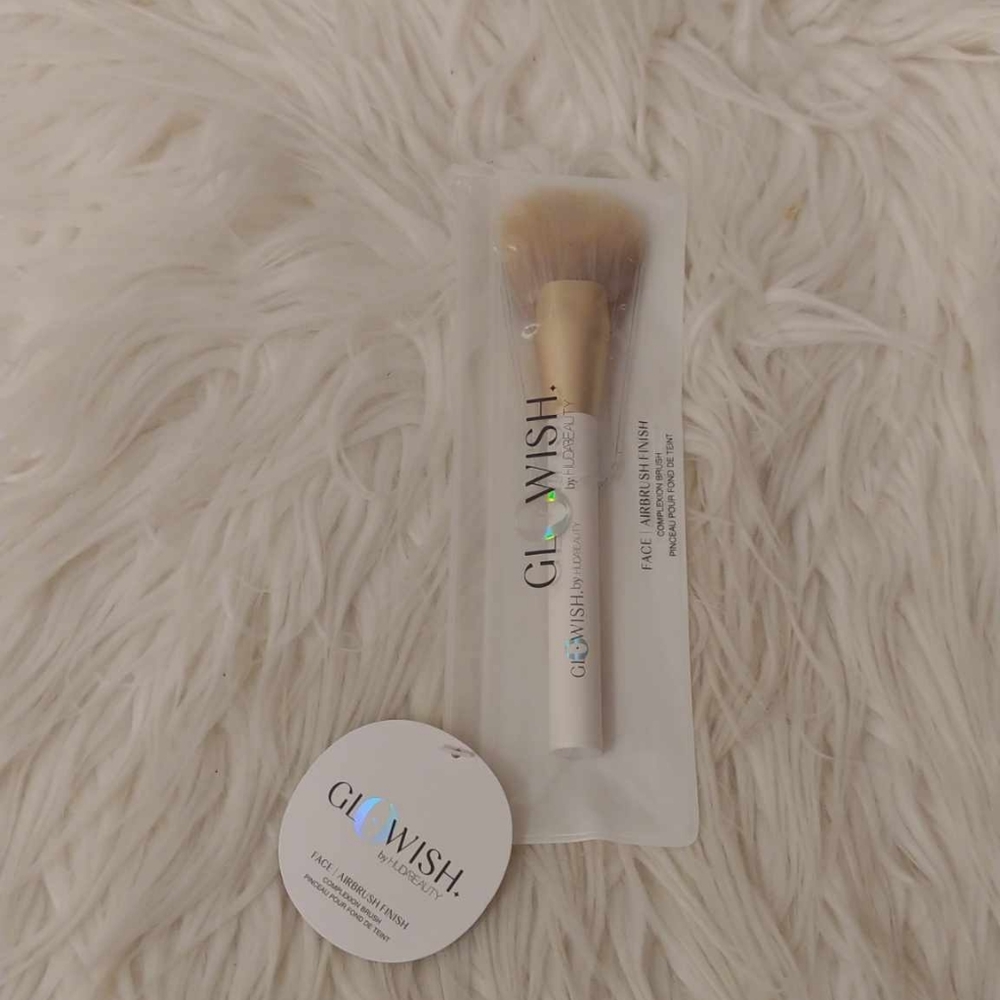 💖FIRM! NWT HUDA BEAUTY GLOWISH FACE COMPLEXION BRUSH